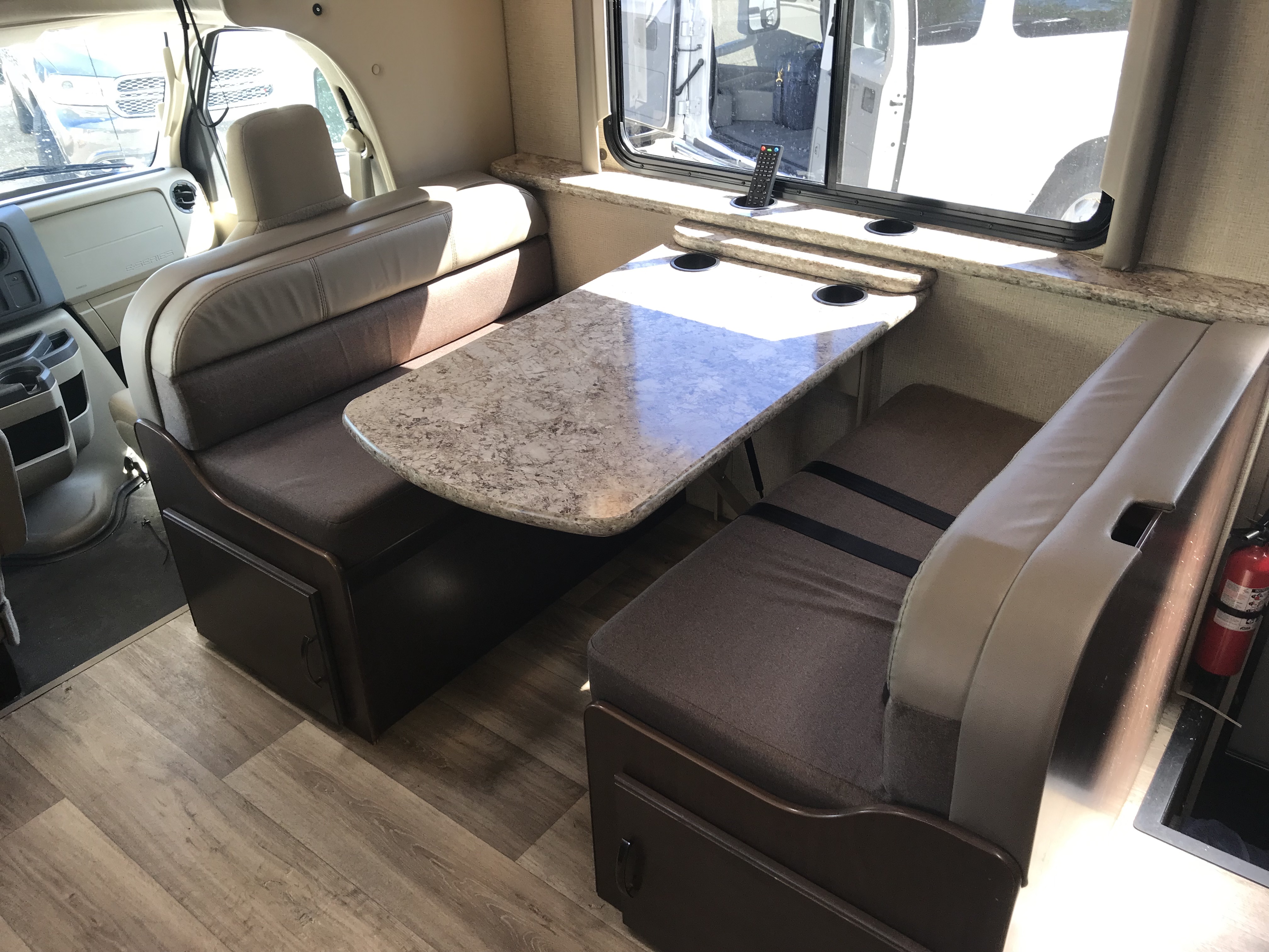 2019 Thor Motor Coach Fourwinds 30D interior dinette